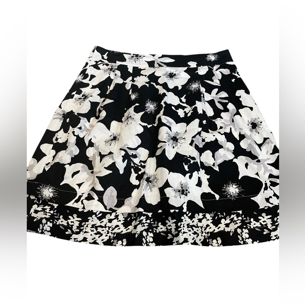 ✨ 4/$20 ✨ Cato black and white skirt